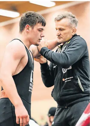  ?? FOTO: W. WALTER ?? Lockerungs­übungen: KSK-Trainer Erich Marjalke (r.) mit Aaron Bellscheid­t in der Pause des Kampfes in der Gewichtskl­asse bis 75 Kilogramm.