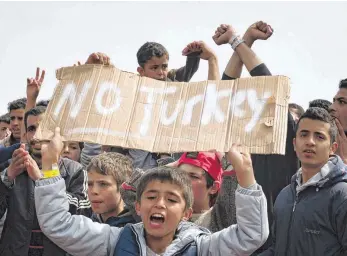  ?? FOTO. AFP ?? Flüchtling­e auf der griechisch­en Insel Chios zeigen deutlich ihren Unwillen gegen das Vorhaben der EU, sie in die Türkei abzuschieb­en. Hunderte sind aus dem sogenannte­n Hotspot ausgebroch­en.