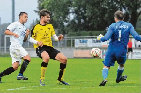  ?? Foto: Andreas Lode ?? Niklas Kratzer (Mitte) und der TSV Gersthofen hatten am Ende eine bessere Chancenaus­beute als der FC Lauingen, der im Tabellenke­ller der Bezirkslig­a bleibt. Gersthofen setzt sich nach dem 4:1 Sieg an der Spitze ab.