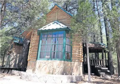  ??  ?? En una de las ventanas de la casa de descanso se lee un anuncio de campaña: “Para todos Javier Corral gobernador”. Los indígenas de la Sierra Tarahumara aseguran que la cabaña está en un predio irregular e invade una zona que está catalogada como...