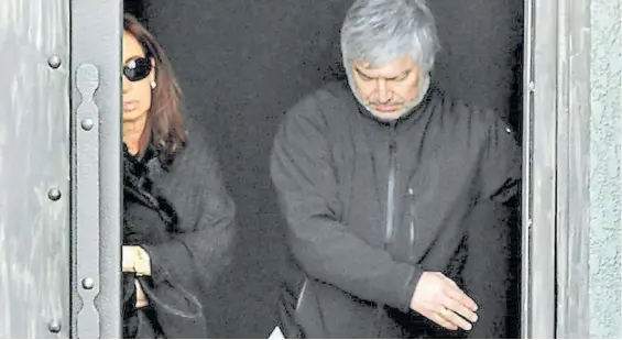  ??  ?? Socios. Cristina Kirchner y Lázaro Báez, saliendo del mausoleo de Néstor Kirchner en Río Gallegos, que construyó, pagó y mantuvo el contratist­a K.