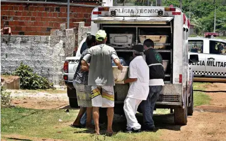  ?? Magnus Nascimento - 21.fev.2017/Tribuna do Norte ?? Remoção dos corpos de 13 vítimas de chacina em Ceará Mirim (RN); Estado teve disparada de mortes no 1º semestre