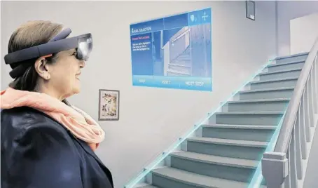  ?? BILD: SN/TKE ?? Wer sich für einen Treppenlif­t interessie­rt, kann diesen per HoloLens über die eigene Stiege fahren lassen.