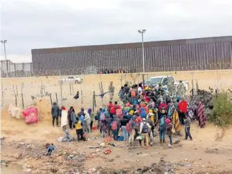  ?? ?? Los migrantes clamaron a los estadounid­enses que los dejaran pasar