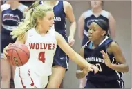  ?? / Jeremy Stewart ?? Rome High’s Katie Beth Davis (4) drives the ball around Woodland’s Nickiah Metcalf during Friday’s game.