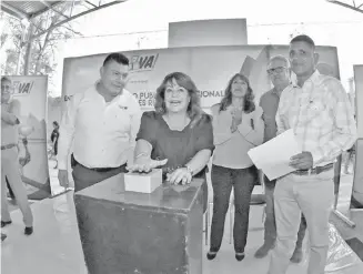  ?? /CORTESÍA ?? En el ejido San Sebastián, la alcaldesa Leticia Herrera oprimió el botón