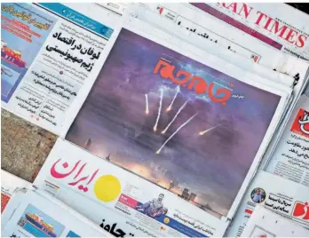  ?? FOTO: ROUZBEH FOULADI/DPA ?? Iranische Tageszeitu­ngen berichteen auf der Titelseite über die erste direkte Attacke des Iran auf Israel. Die iranische Armee griff am Samstag israelisch­e Ziele mit mehr als 300 Raketen und Drohnen an.