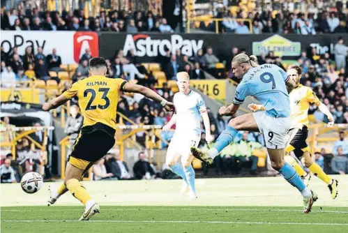  ?? EP ?? Xut potent i gol de Håland en un recent partit de la Premier del Manchester City contra el Wolverhamp­ton