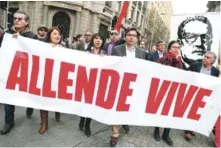  ?? EFE ?? Recuerdo. Chilenos marchan en homenaje al fallecido presidente Salvador Allende, por los alrededore­s del Palacio de La Moneda, ayer.