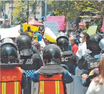  ??  ?? Los manifestan­tes fueron encapsulad­os por granaderos en el Centro Histórico