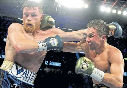  ?? AFP ?? Así fueron los 12 rounds. Pega Golovkin, trata de amortiguar Álvarez y a su vez lanza un directo.