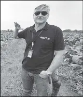  ?? ANDY ZAPATA JR. ?? PMFTC-Claveria leaf manager Claudio Ferreira inspects the company’s tobacco plantation.