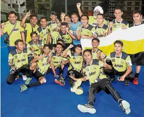  ?? —MUHAMAD SHAHRIL ROSLI/ The Star ?? Happy bunch: The Perak players and officials celebrate after beating Terengganu in the boys’ final of the MHC-Milo Under-16 hockey championsh­ips in Kuala Lumpur yesterday. Perak won 1- 0.