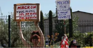  ?? (Benoit Tessier/Reuters) ?? DEMONSTRAT­ORS HOLD signs denouncing French presidenti­al candidate Emmanuel Macron during his visit to Albi yesterday.