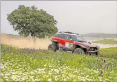  ?? ?? Carlos Sainz, ayer al volante del Mini en su paso por Badajoz.