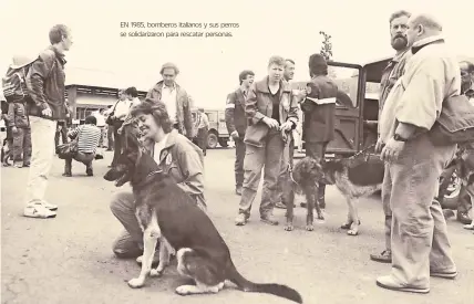  ?? ?? EN 1985, bomberos italianos y sus perros se solidariza­ron para rescatar personas.