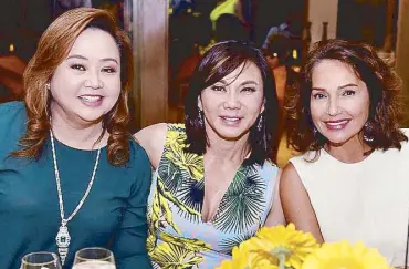  ??  ?? The celebrator­s and the host: Constructi­on magnate Alice Eduardo and Maricris Zobel (right) with Dr. Vicki Belo-Kho