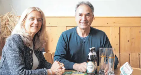  ?? FOTO: LUKAS M. HEGER ?? Eine Sigmaringe­r Brauerei bringt ein Laizer Bier auf den heimischen Markt: die Zoller-Hof-Geschäftsf­ührer Claudia Sieben und Ralf Rakel.