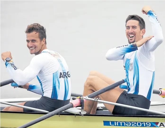  ?? Cristianne mattos / lima 2019 ?? Cristian Rosso y Rodrigo Murillo celebran la victoria en el doble par; el remo argentino lleva 42 medallas doradas ganadas en Juegos Panamerica­nos