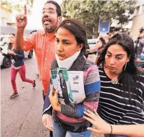  ??  ?? Ni a la familia. Los familiares de los rebeldes abatidos por seguridad pública no han podido ver los cadáveres.