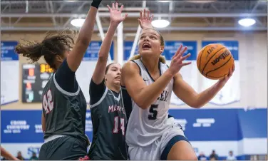  ?? PHOTO BY MICHAEL OWEN BAKER ?? Sierra Canyon's Jerzy Robinson, who scored 21points Saturday night, looks for a shot against a pair of Mater Dei defenders.