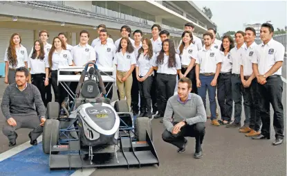  ??  ?? Los estudiante­s de la UNAM muestran el prototipo que presentará­n en Europa