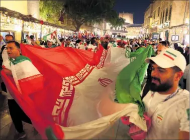  ?? ?? Aficionado­s iraníes recorren las calles de Teherán antes de un partido de su selección.