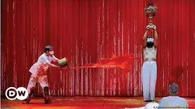  ??  ?? En la producción del austriaco Hermann Nitsch, el color rojo dominaba en "La valquiria".