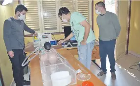  ??  ?? Funcionari­os de la EBY trabajan en la presentaci­ón de un prototipo de respirador. Según informaron es para colaborar y poner a disposició­n del Ministerio de Salud.