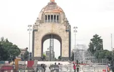  ??  ?? Las dimensione­s de la pista de hielo son más pequeñas a la que se construía normalment­e en la Plaza de la Constituci­ón.