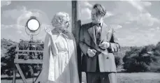  ?? FOTO: UNCREDITED/NETFLIX/AP/DPA ?? Amanda Seyfried und Gary Oldman in einer Szene aus „Mank“, Darin geht es um Drehbuchau­tor Herman J. Mankiewicz und seinen Streit mit Orson Welles über das Skript zu dessen Film „Citizen Kane“.