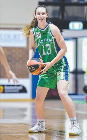  ??  ?? Carleigh Patrick looks to set up the offence for the Gold Coast Rollers women’s team.