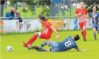  ?? FOTO: ELKE OBSER ?? Manchmal tat es weh, aber der SV Baindt (links Fabian Gessler) durfte sich in der Bezirkslig­a über einen Heimsieg gegen Spitzenrei­ter TSV Meckenbeur­en (Steffen Bader) freuen.