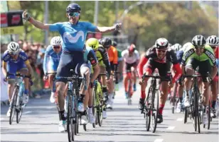  ??  ?? ...Y momentos tensos. El sprint de San Sebastián de los Reyes fue así de peleado por Enrique Sanz y Carlos Barbero, pero el colombiano Nelson Soto se llevó el gato al agua para festejarlo con los compañeros de Caja Rural-Seguros RGA. A la izquierda,...