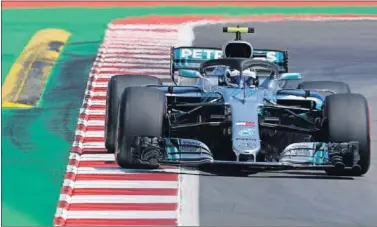  ??  ?? ATÍPICO. Un Mercedes, el de Bottas, fue el más rápido del día, pero con su tiempo en los Libres 1.