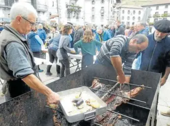  ??  ?? Ayer se pudieron degustar pinchos de un cerdo asado a fuego lento en ‘burruntzi’.