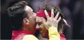  ?? Foto: dpa ?? Giganten auf dem Platz: Spanien gewinnt den neuen Davis Cup, der in einer einzigen Endrunde ausgetrage­n wird. Ein überragend­er Rafa Nadal und ein heroischer Roberto Bautista, der trotz des Todes seines Vaters spielt, sichern den Sieg.