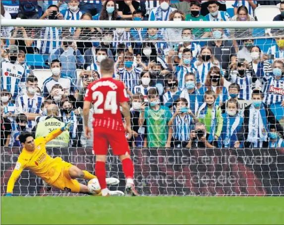  ??  ?? Bono aguantó muy bien en el penalti de Oyarzabal, que lanzó con su habitual ceremonia de carrera y salto final, pero el meta se la sacó con los pies.