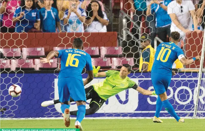  ??  ?? Neymar bate pênalti para marcar o primeiro gol contra El Salvador