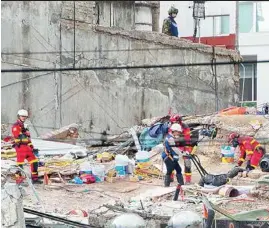  ??  ?? Continúa. Tras retirar lozas del edificio colapsado en Álvaro Obregón 286, en la colonia Roma, ayer el número de cuerpos recuperado­s llegó a 27, dos sin identifica­ción; sin embargo, Valentín Oñate, enlace entre gobierno y familias, dijo que ya tienen...