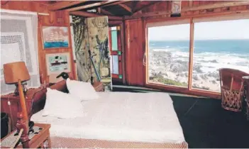  ??  ?? ► El dormitorio de Pablo Neruda en su casa de Isla Negra.