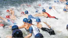  ?? FOTO: ROLF SCHULTES ?? Eng aneinander ins Wasser? Nicht in diesem Jahr: Der Ravensburg­er Triathlon ist abgesagt worden.