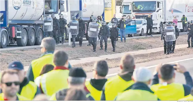  ?? MARCIAL GUILLÉN/ EFE ?? Antidistur­bios se preparan para disolver a agricultor­es murcianos.