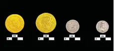  ?? Umm Al Quwain Department of Tourism and Archaeolog­y ?? Top, several striking discoverie­s have been made at the Tell Abraq archaeolog­ical site including Roman coins, above