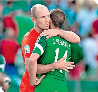  ?? / FOTO: MEXSPORT ?? Robben animó a Chicharito tras la eliminació­n de Brasil 2014.