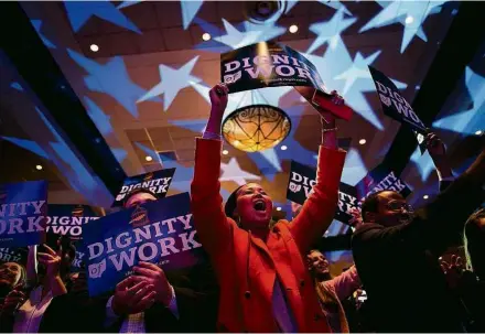  ?? Jeff Swensen/Getty Images/AFP ?? Apoiadores festejam em Columbus (Ohio) a eleição do democrata Sherrod Brown ao Senado