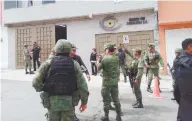  ??  ?? Militares llegaron a la colonia Ejidal Emiliano Zapata en donde el pasado jueves hombres armados trataron de asaltar una clínica.