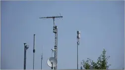  ??  ?? Auf dem Dach des Betriebsge­bäudes sind mehrere UKW-Antennen für den Bereich von 27,5 MHz bis 2 GHz untergebra­cht