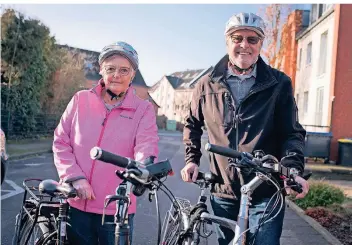  ?? FOTO: JANA BAUCH ?? Heinz-Josef Dackweiler gründete vor 27 Jahren die Korschenbr­oicher Gruppe des ADFC. Seine Frau Veronika ist von Beginn an dabei. Sie sind überzeugt: Radfahren hilft gegen den Corona-Blues.