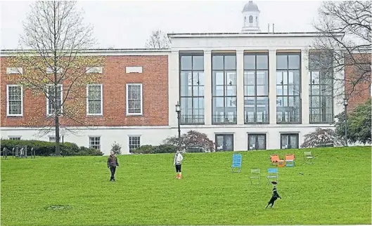  ??  ?? Hopkins dejó 7 millones de dólares (el equivalent­e a 150 millones actuales) para abrir un hospital, una universida­d y un orfanato para niños negros.